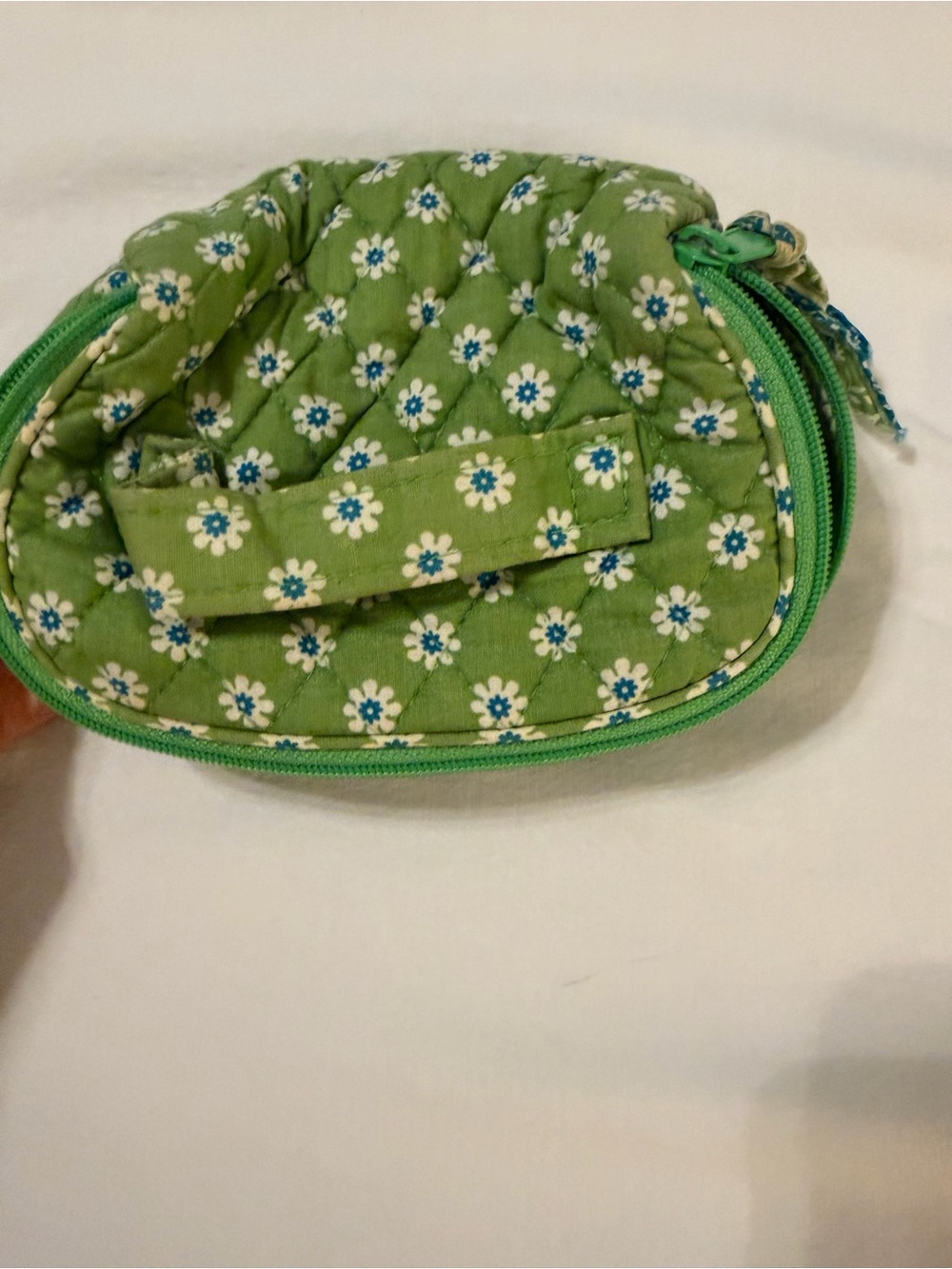 Vera Bradley Green Apple
1 hanging bag
2 duffel bags
1 tote bag
1 jewelry case - Picture 6 of 6